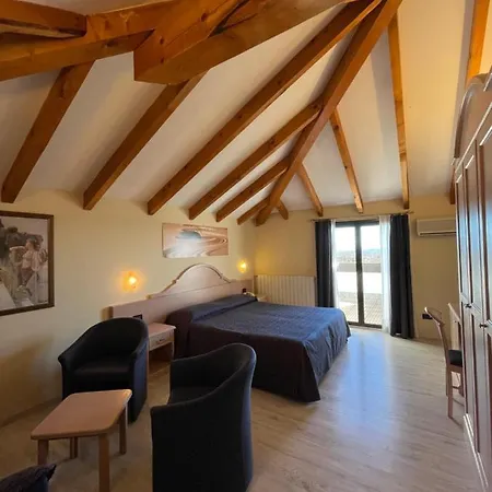 Lo Scoiattolo Hotel Massino Visconti