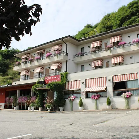 Lo Scoiattolo Hotel Massino Visconti
