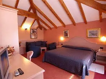 Hotel Lo Scoiattolo Massino Visconti